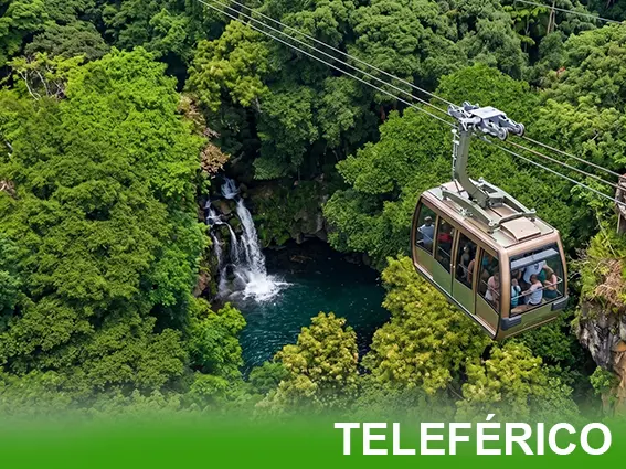 Vista aérea del teleférico de Uruapan cruzando la ciudad, sistema de 8.4 kilómetros