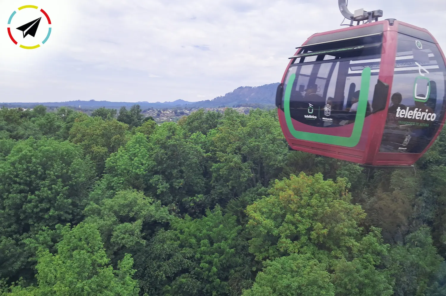 cabina del teleférico recorriendo por encima del Parque Nacional de Uruapan.