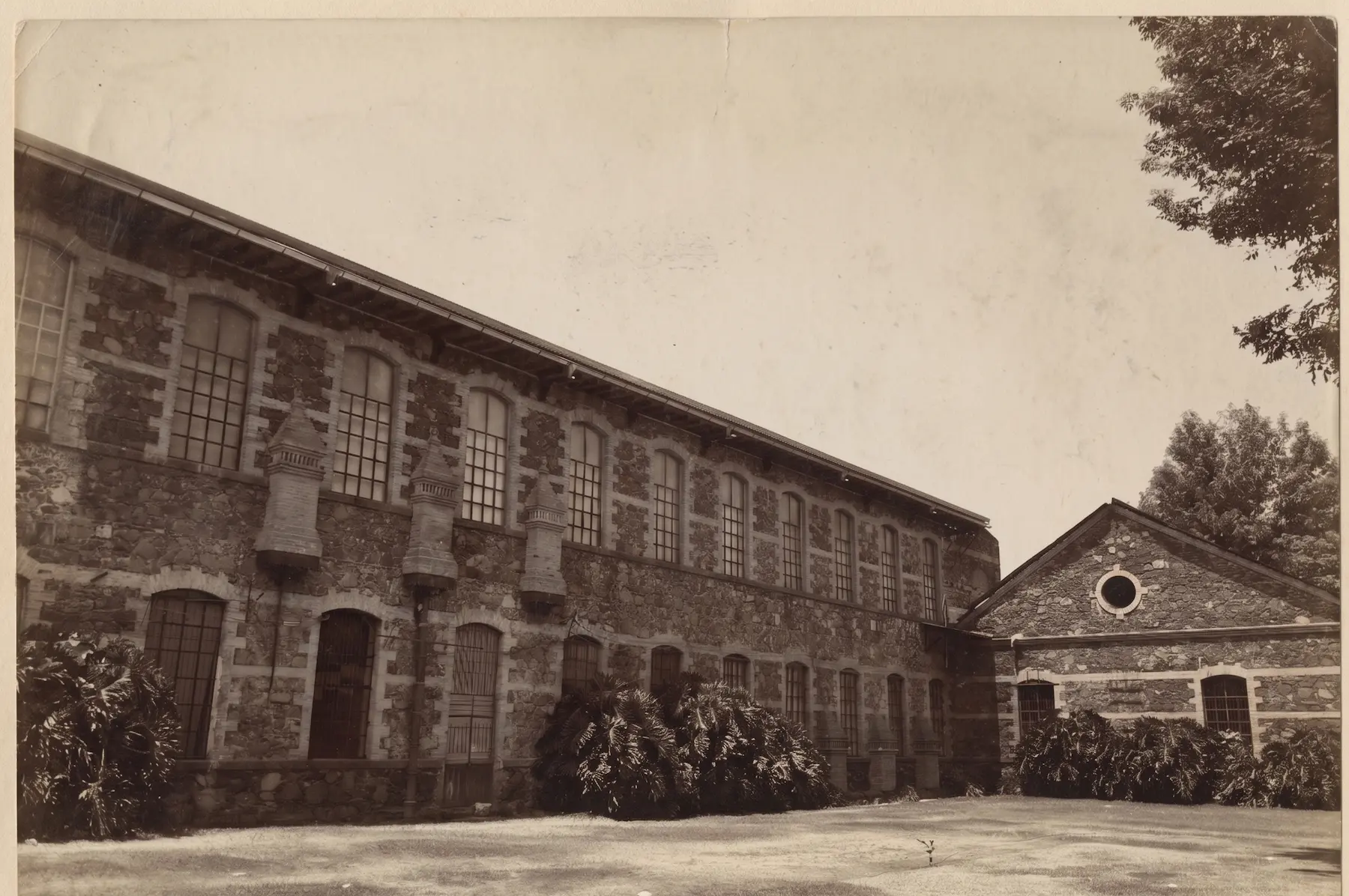 Fotografía antigua de la Fábrica de Hilados y Tejidos de San Pedro en Uruapan, Michoacán, capturada circa 1897. Se aprecia la imponente arquitectura industrial de ladrillo visto y las grandes naves fabriles a orillas del río Cupatitzio, durante el auge textil del Porfiriato.