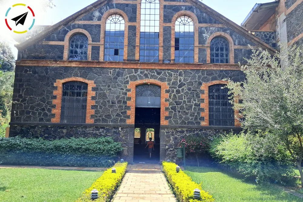 Fachada de una de las naves de la antigua fábrica de San Pedro en Uruapan, Michoacán