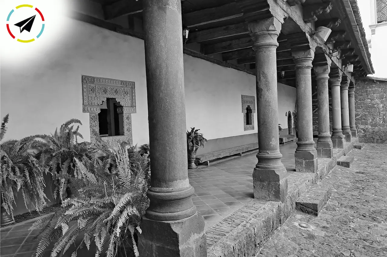 Fachada de La Huatápera en Uruapan, Michoacán, edificio colonial del siglo XVI que servía como punto de reunión.