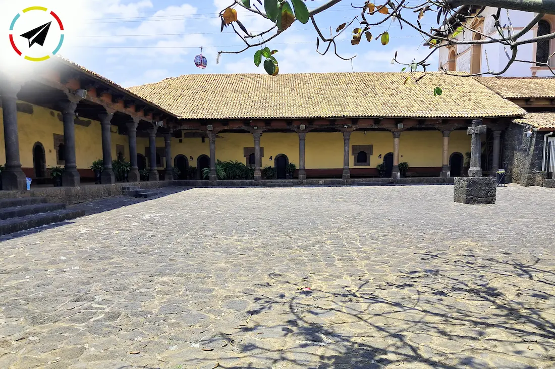 Fachada principal de La Huatápera en Uruapan, Michoacán. Fundada en 1533 por Fray Juan de San Miguel como el primer hospital de América Latina. Portada de estilo plateresco con escudos franciscanos y detalles en piedra.