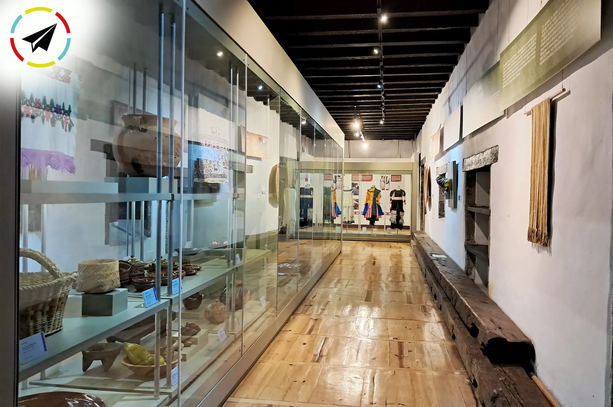 Sala etnográfica "Los Cuatro Pueblos" en el interior del Museo de La Huatápera en Uruapan, con piezas de la vida cotidiana, vestimenta y artesanías de las culturas Purépecha, Nahua, Mazahua y Otomí.