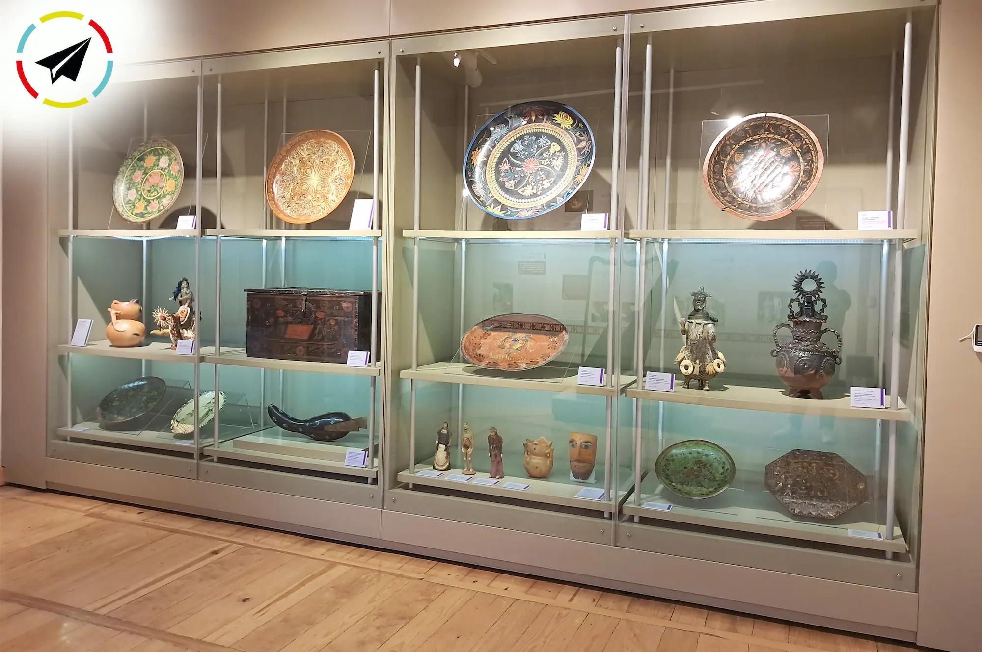 Interior del Museo de La Huatápera en Uruapan, Michoacán, sala dedicada al arte del maque con piezas de laca tradicional purépecha, bateas y muebles decorados exhibidos en vitrinas de madera.