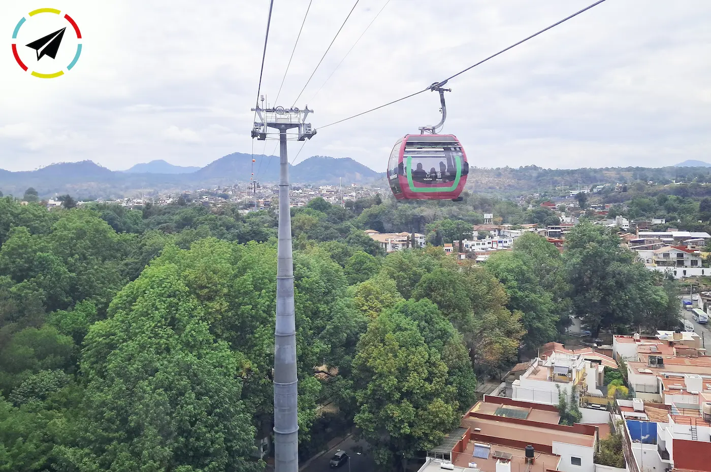 Vista del Parque Nacional Barranca del Cupatitzio desde el teleférico de Uruapan, mostrando la frondosa vegetación y los árboles cubriendo la barranca.