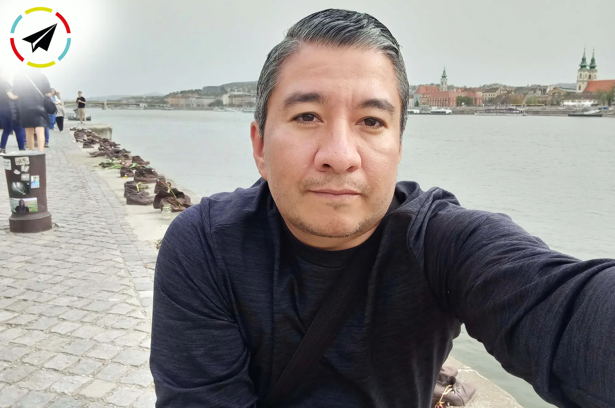 Turista de espaldas a los zapatos de hierro del memorial del Holocausto en la orilla del río Danubio en Budapest.