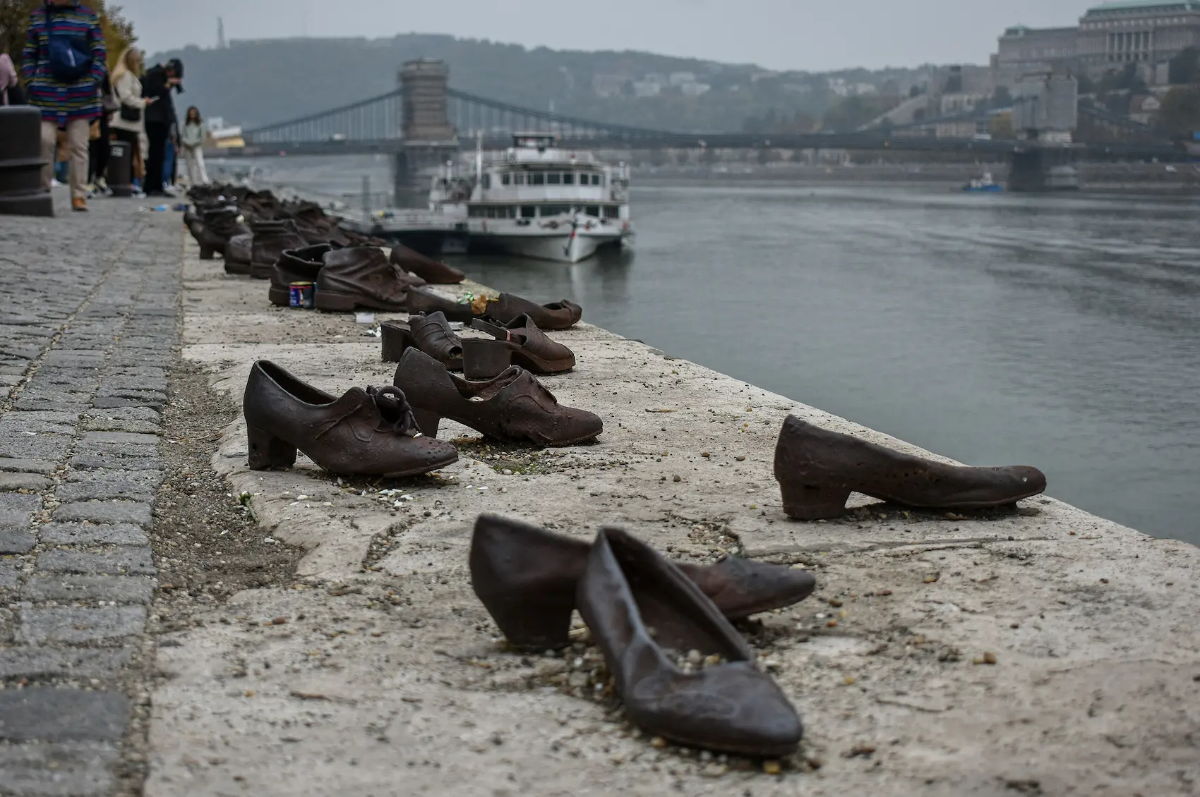 60 pares de zapatos de hierro. Zapatos de hombre, mujer y niño. Vacíos. En la orilla del Danubio. Para siempre.