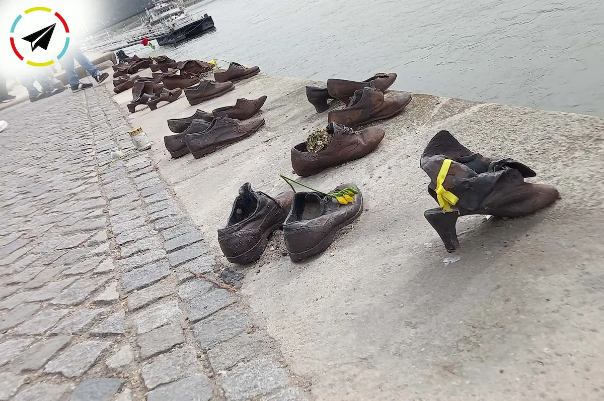 Zapatos de hierro oxidados en la orilla del río Danubio en Budapest, memorial a las víctimas judías del Holocausto fusiladas por la Milicia de la Cruz Flechada.