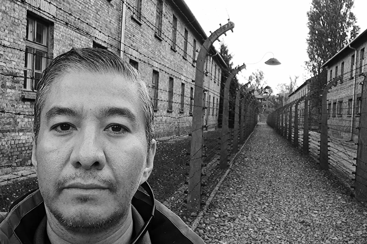 Cerca de alambre de púas electrificado en Auschwitz-Birkenau, rodeando todo el perímetro del campo para evitar cualquier intento de fuga.
