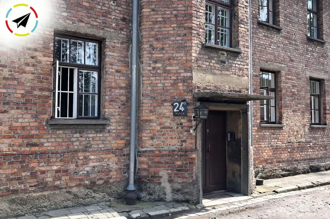 Interior del Bloque 24 de Auschwitz I, pasillo con muros de concreto pintado beige y puertas de acero sin ventanas que daban acceso a las habitaciones del burdel del campo