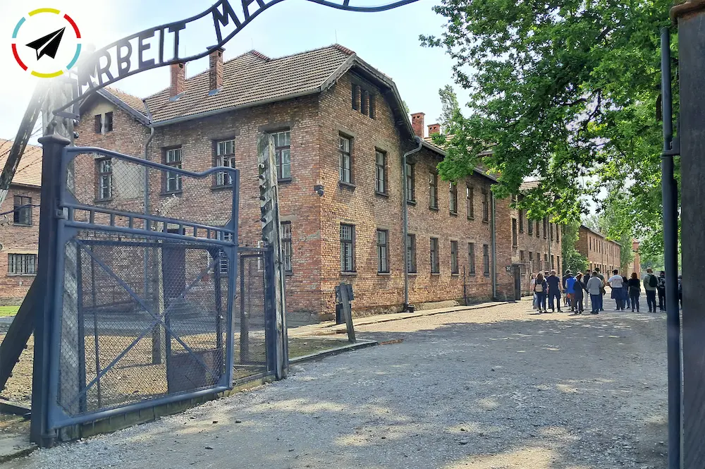 Puerta principal del campo de concentración de Auschwitz I en Polonia con el letrero Arbeit Macht Frei (El trabajo te hace libre), entrada simbólica al horror del Holocausto.