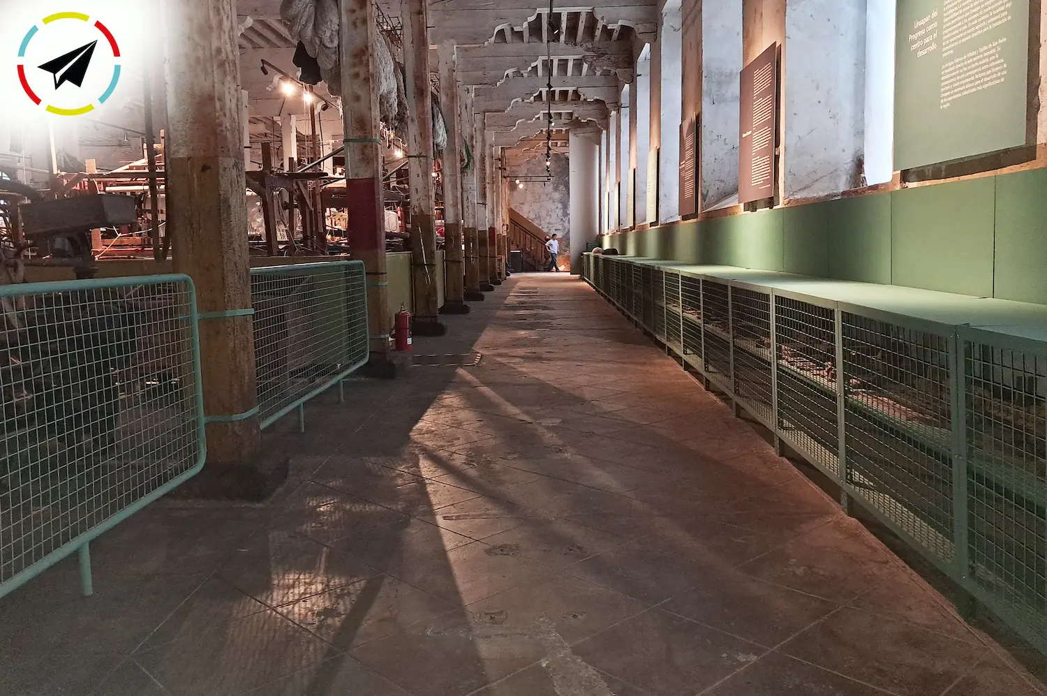 Pasillo de la exposición Arqueología Industrial en la Fábrica de San Pedro en Uruapan, Michoacán.