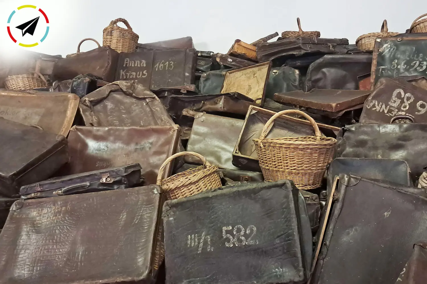maletas-con-nombres-auschwitz