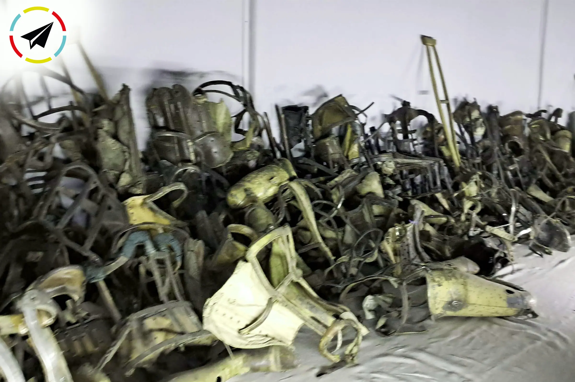 Colección de prótesis ortopédicas confiscadas a las víctimas en Auschwitz, evidencias del saqueo sistemático por parte de los nazis.