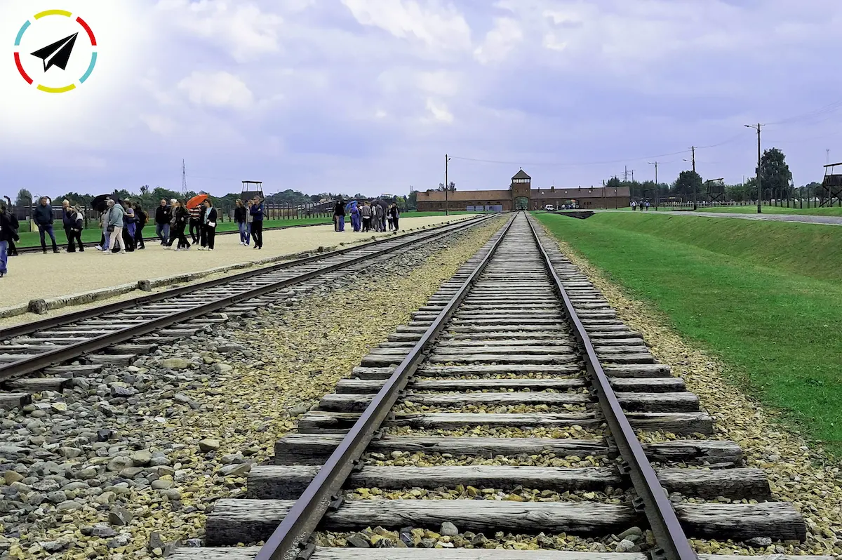 Vías del tren dentro del campo de Auschwitz-Birkenau, por donde llegaban los transportes de deportados de toda Europa durante la Segunda Guerra Mundial.
