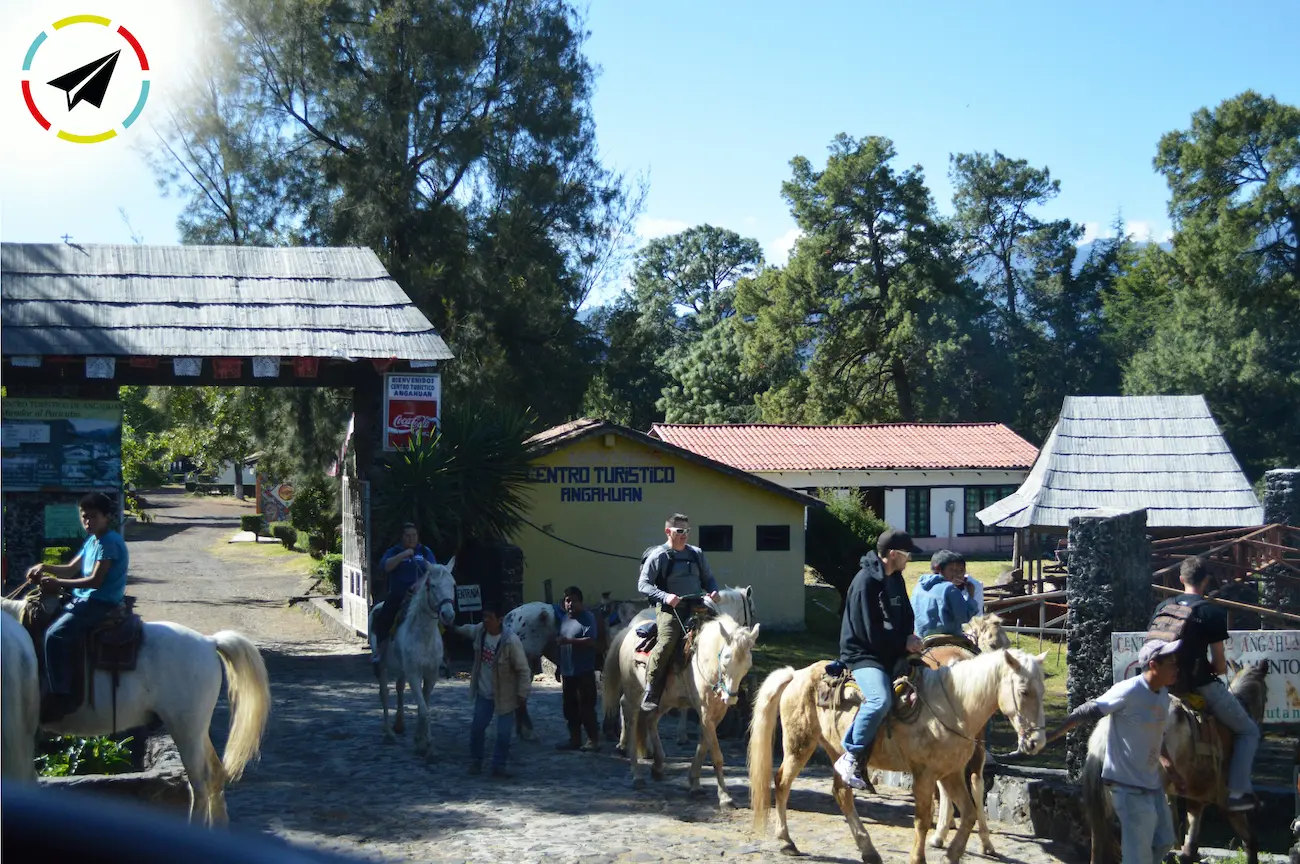 Renta de caballos para ir al cráter del volcán Paricutín desde el centro turístico de Angahuan