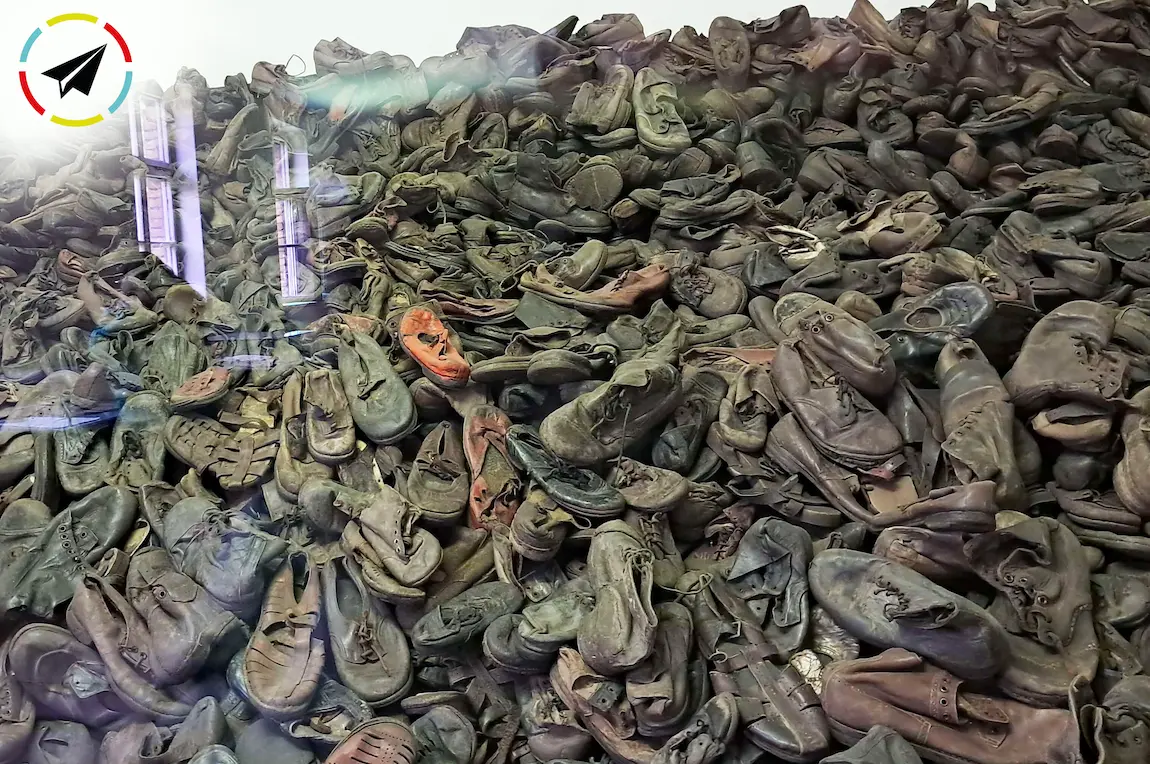 Montaña de zapatos de niños y adultos en el Museo de Auschwitz, parte de las pertenencias confiscadas a los deportados que nunca regresaron.