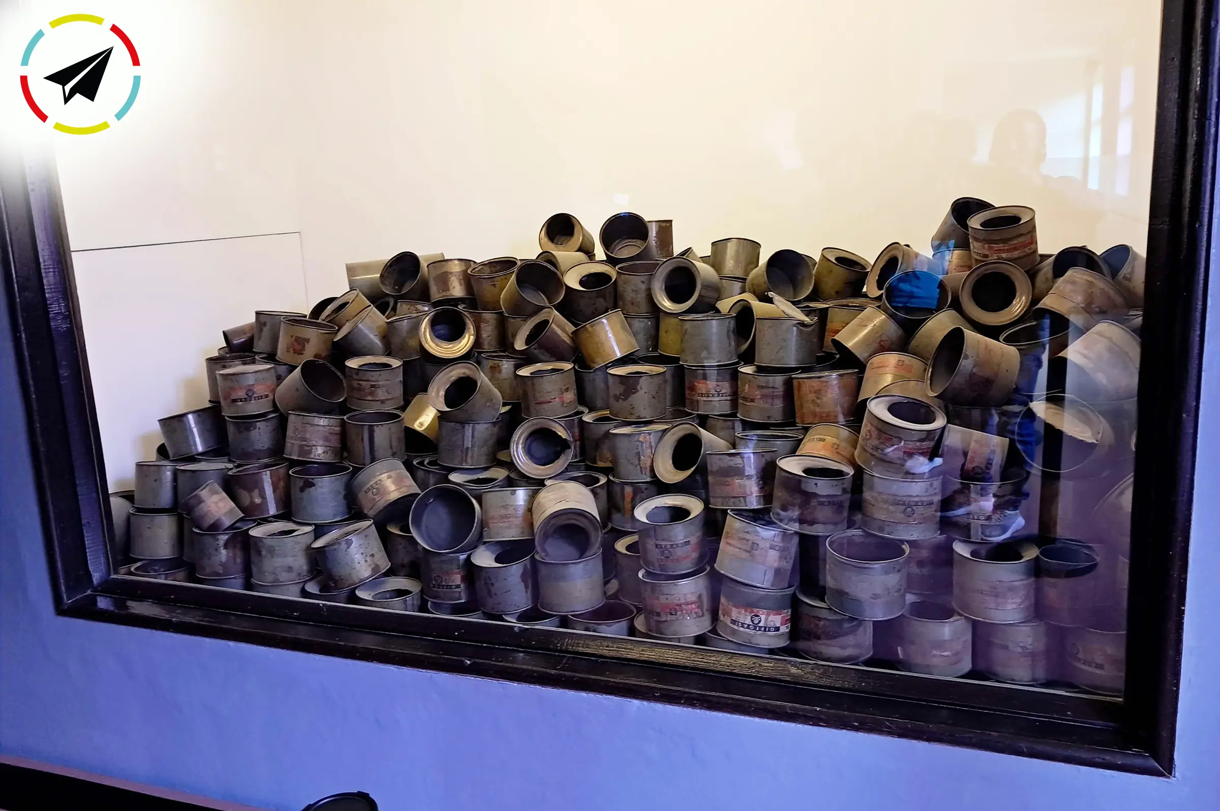 Latas vacías de zyklon B, el veneno utilizado para exterminar a los judíos en las cámaras de gas en Auschwitz