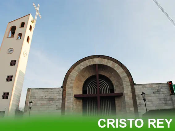 Fachada principal del Templo de Cristo Rey en Uruapan, Michoacán, de estilo moderno construido en 1951, con líneas sencillas y entrada accesible.