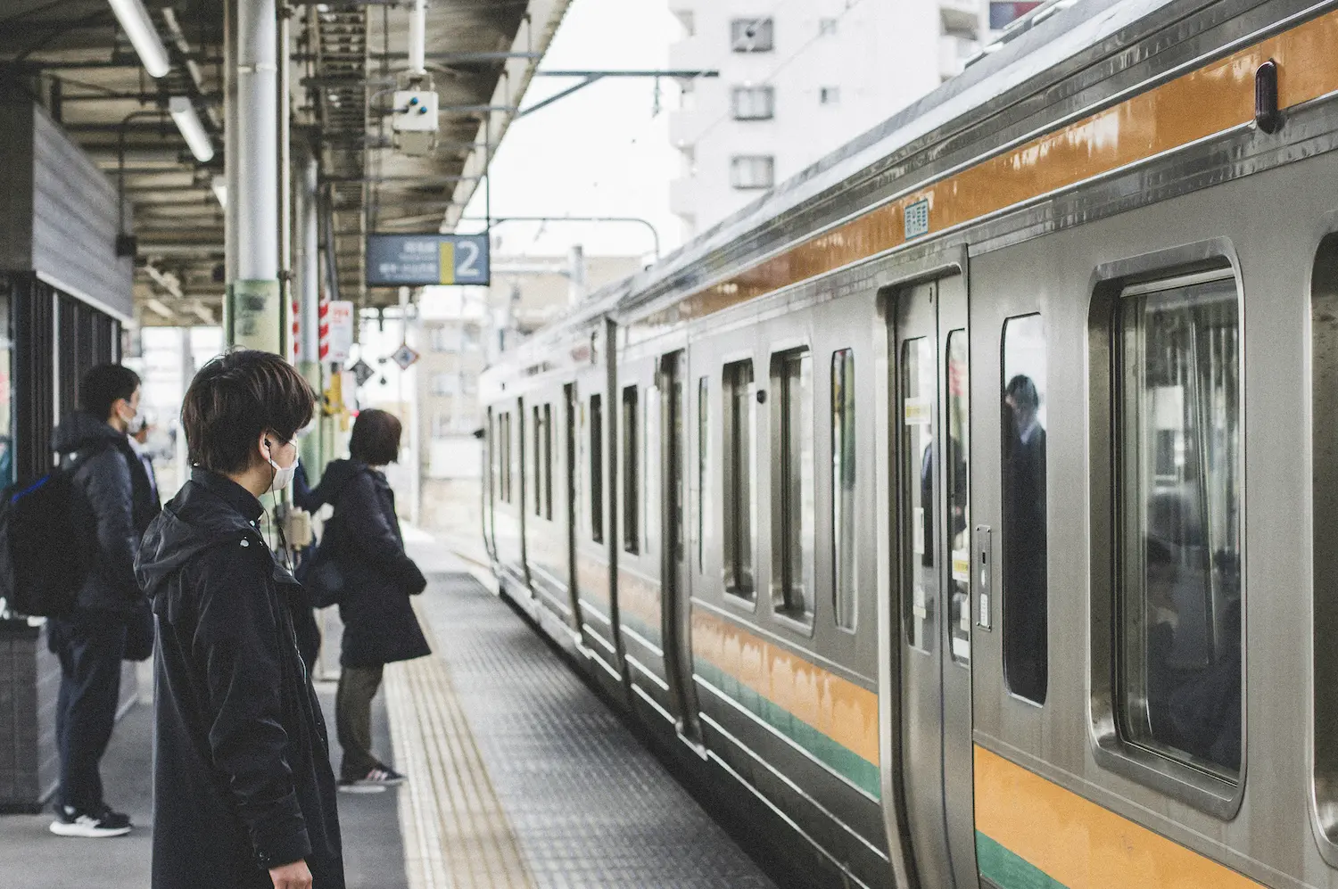 Pasajeros esperando el metro en un andén de Tokio, Japón