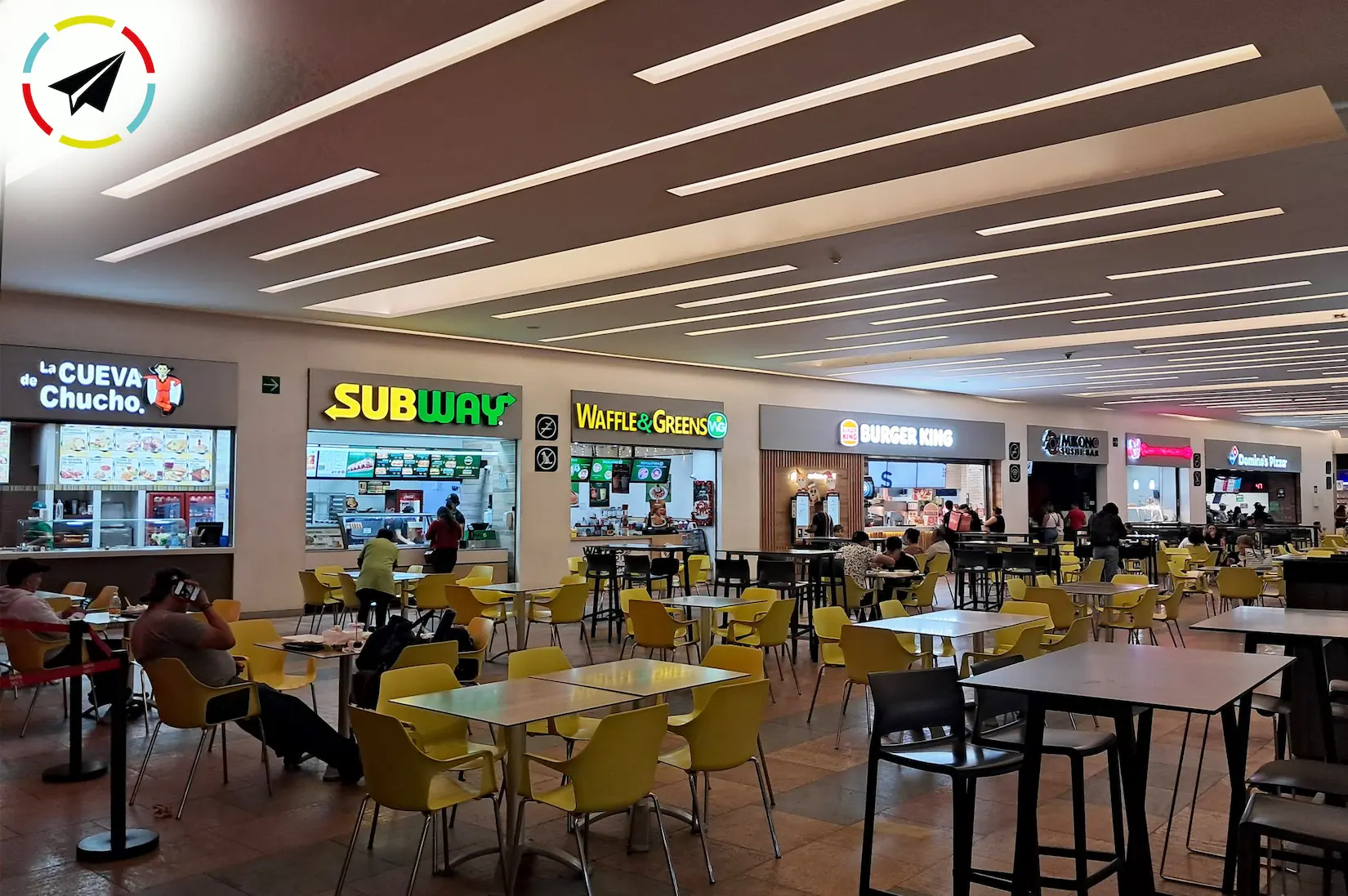 Área gastronómica y food court de Plaza Ágora en Uruapan, Michoacán, con locales de comida rápida, mesas para comensales y ambiente moderno.