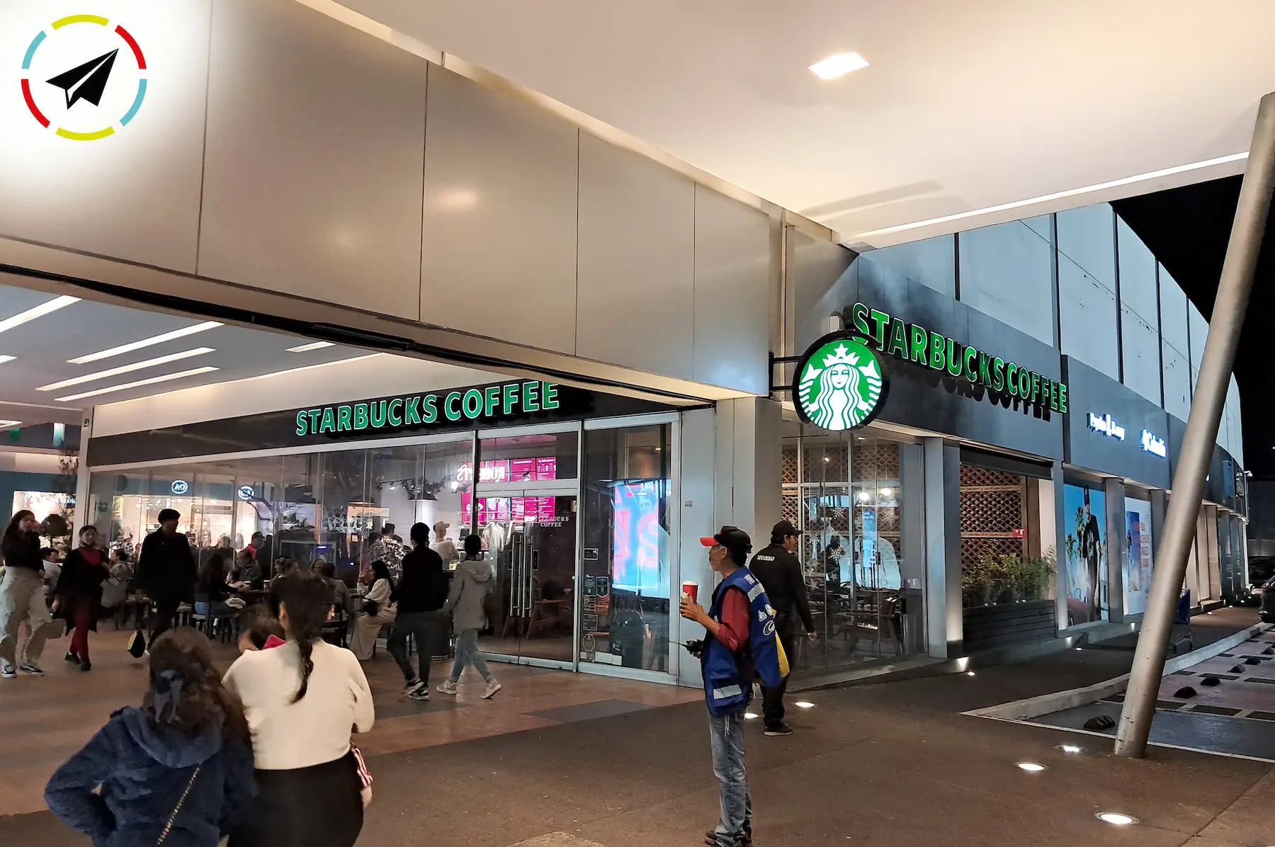 Entrada principal de Plaza Ágora en Uruapan, Michoacán, centro comercial con tiendas ancla como Walmart, Sam's Club, Starbucks y Cinépolis.