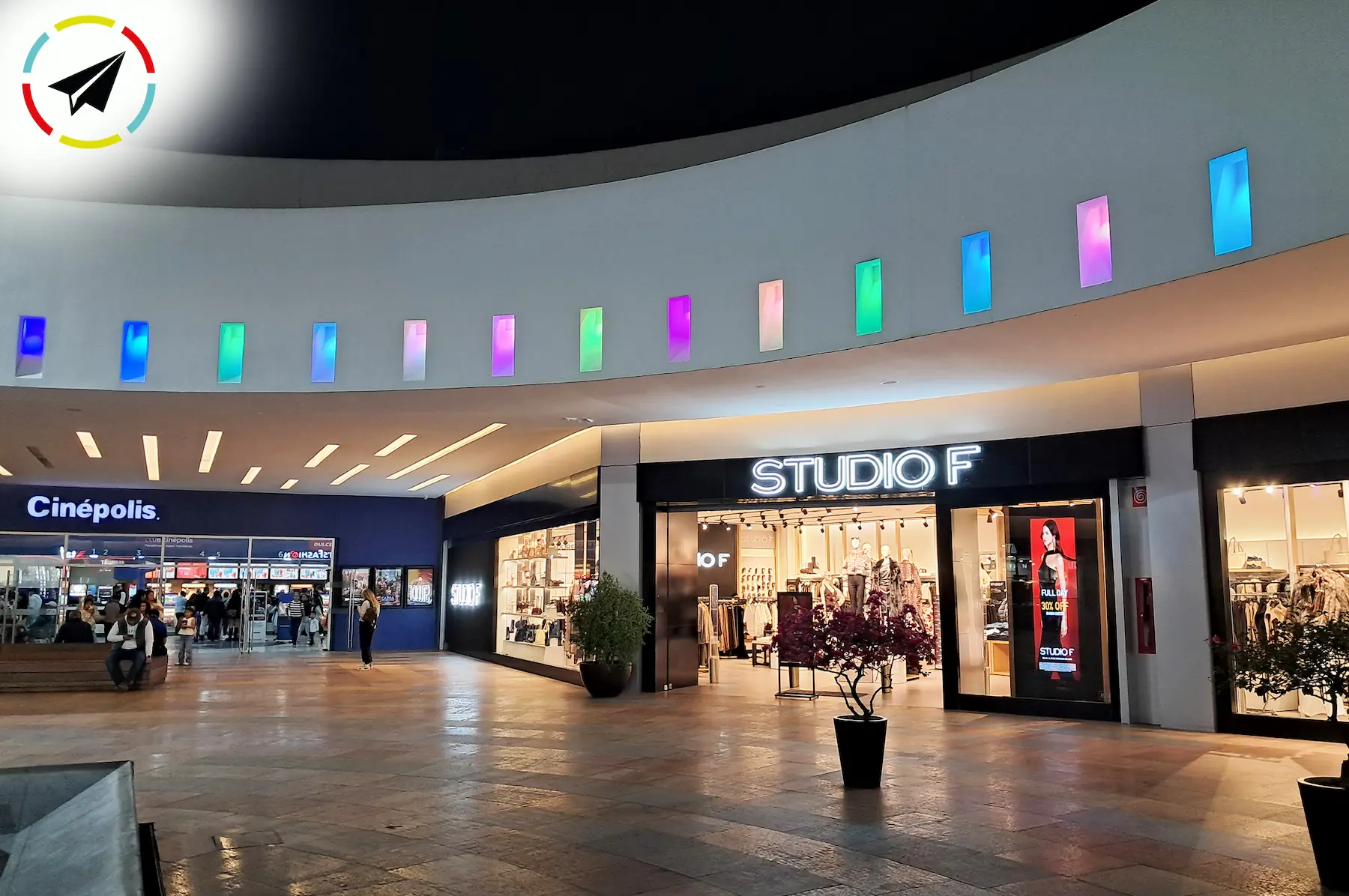 Fachada de Cinépolis en Plaza Ágora Uruapan, Michoacán, con 11 salas de cine y cartelera de estrenos en el boulevard Industrial.