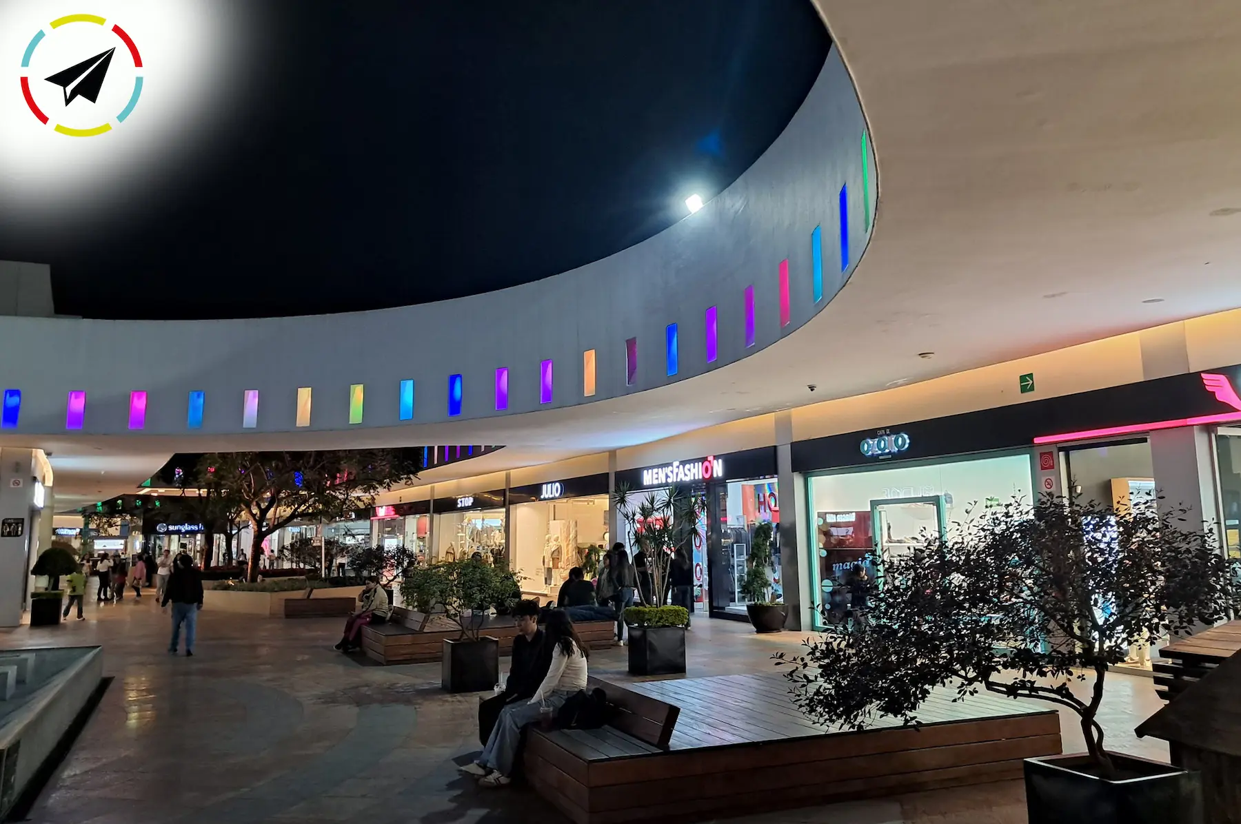 Interior de Plaza Ágora en Uruapan, con pasillos comerciales, tiendas de ropa y locales de comida rápida.