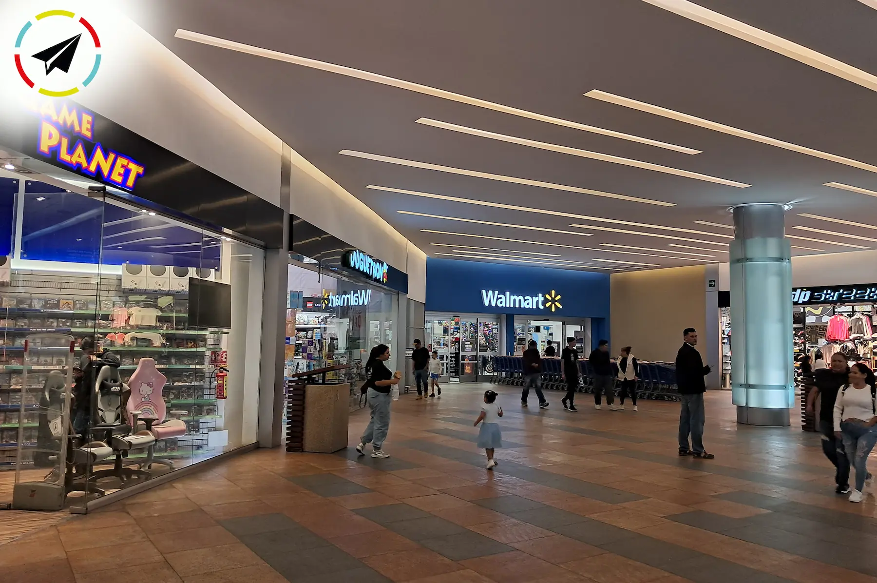 Tiendas Walmart y Sam's Club en Plaza Ágora Uruapan, tiendas ancla del centro comercial con amplio estacionamiento.