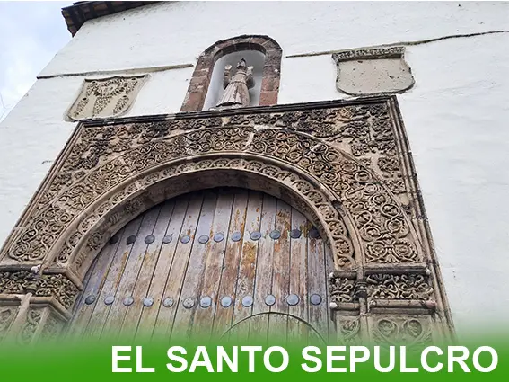 Portada de la Capilla del Santo Sepulcro en la Huatápera de Uruapan, Michoacán, con arco de medio punto enmarcado por un alfiz, ornamentación renacentista, hornacina con San Francisco de Asís y dos escudos de piedra