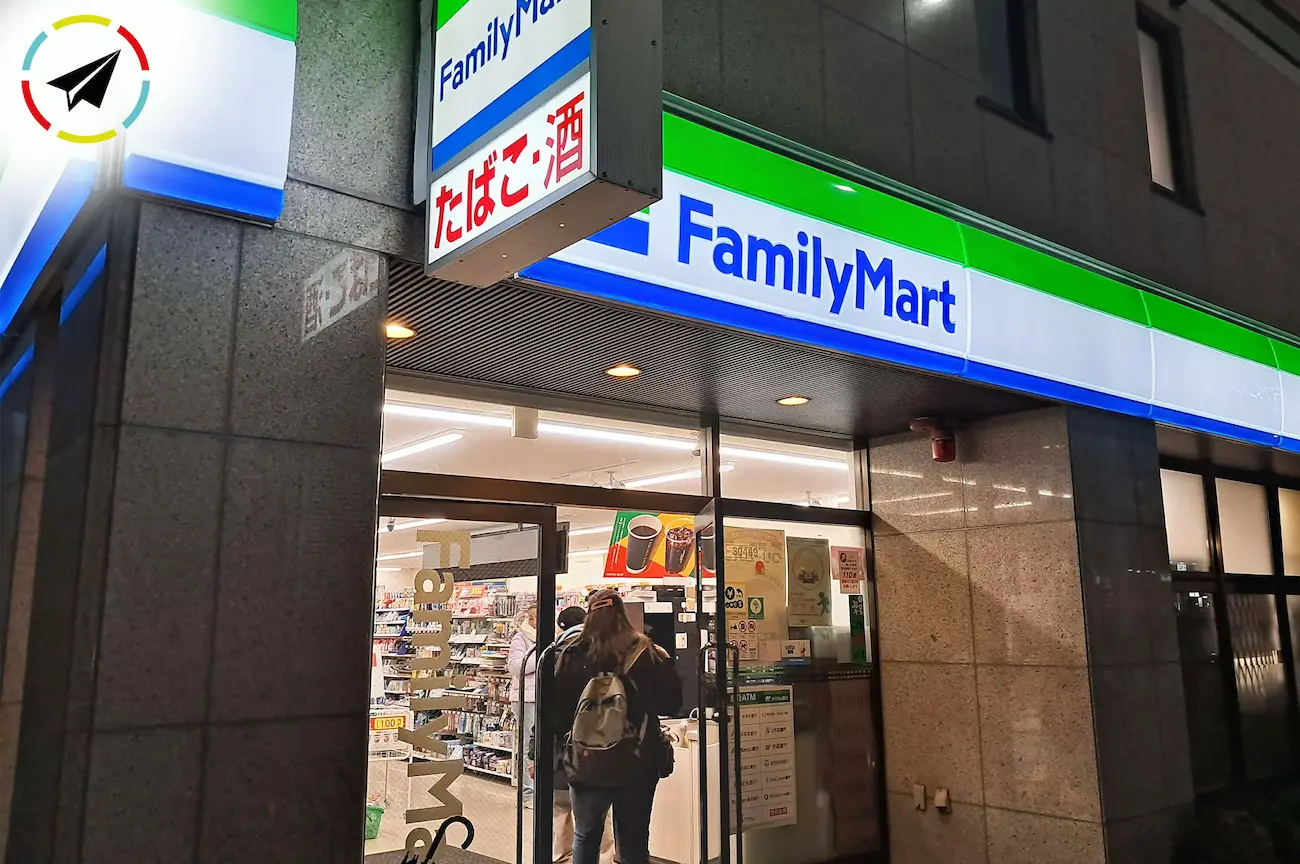 Imagen de una persona dentro de un konbini iluminado por la noche en Japón