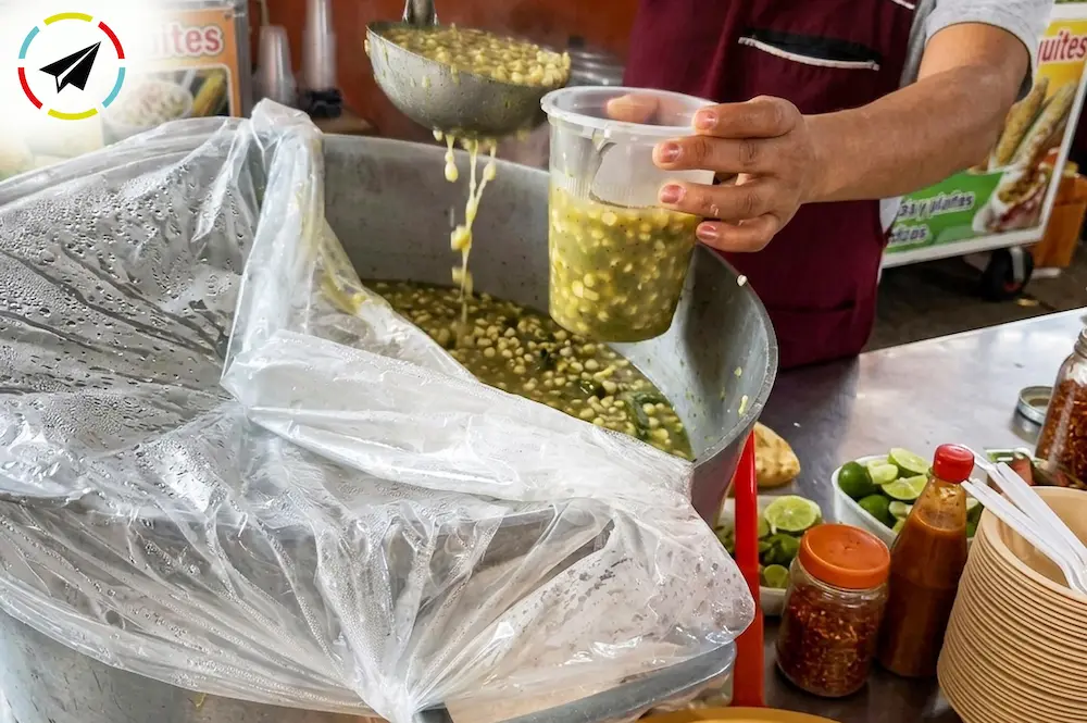 Puesto de venta de atole de grano y uchepos en el mercado de Uruapan, Michoacán.