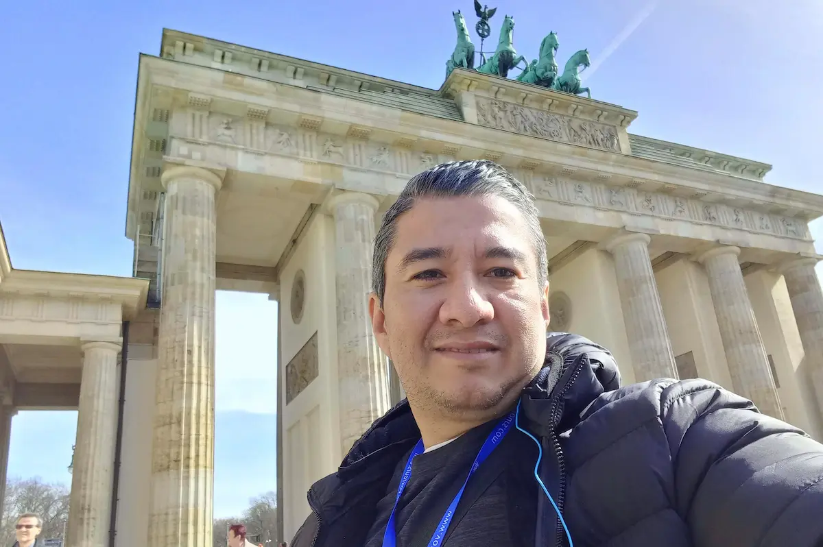 Puerta de Brandeburgo en Berlín, Alemania, vista frontal del monumento neoclásico de 26 metros de altura con sus 12 columnas dóricas y la cuadriga de la Victoria en la cúspide.